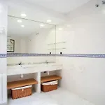 Comfortable House In With Shared Pool *